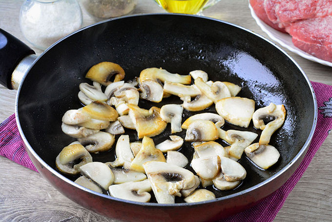 Свинина с шампиньонами в духовке