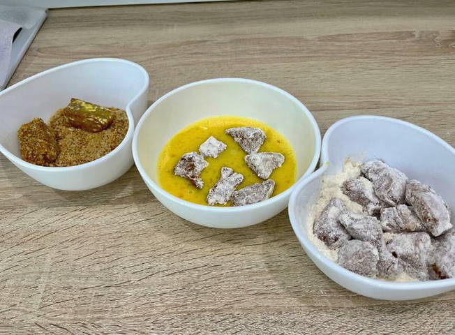 Куриные наггетсы с панировочными сухарями на сковороде в домашних условиях Куриные наггетсы с панировочными сухарями на сковороде в домашних условиях