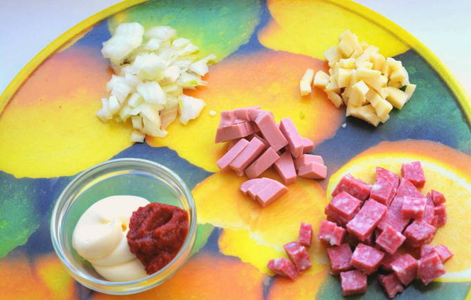 Горячие бутерброды с сыром и колбасой в микроволновке