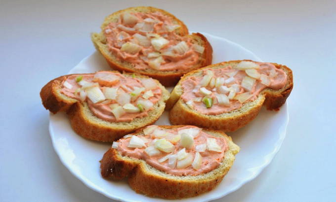 Горячие бутерброды с сыром и колбасой в микроволновке