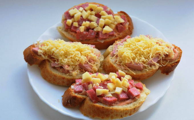 Горячие бутерброды с сыром и колбасой в микроволновке