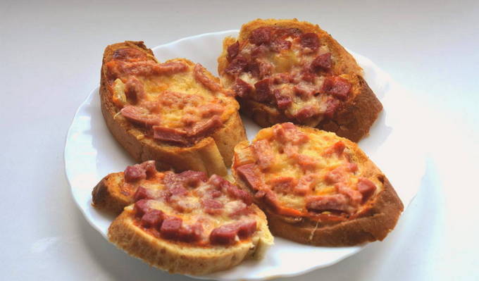 Горячие бутерброды с сыром и колбасой в микроволновке