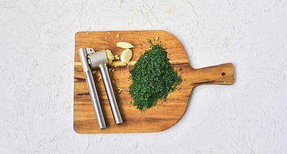 Соус из сметаны с чесноком и зеленью Соус из сметаны с чесноком и зеленью