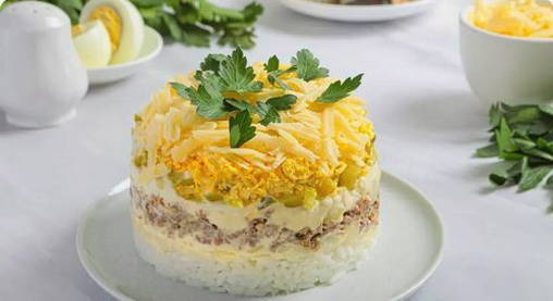 Салат с рыбной консервой и рисом