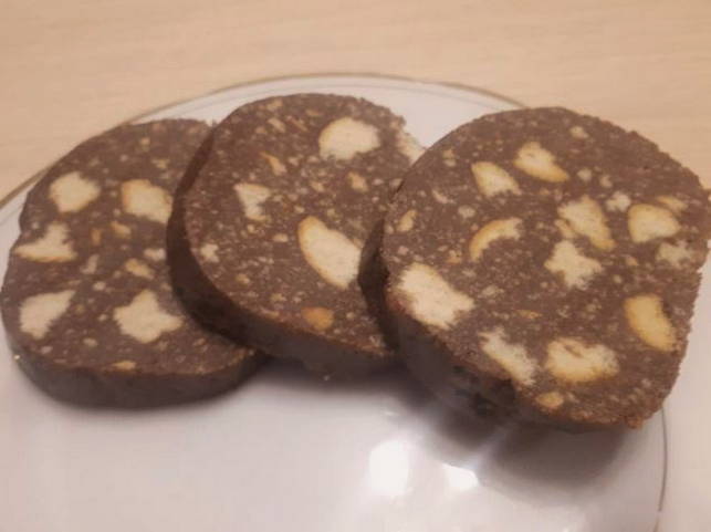 Шоколадная колбаса из печенья со сгущенкой Шоколадная колбаса из печенья со сгущенкой
