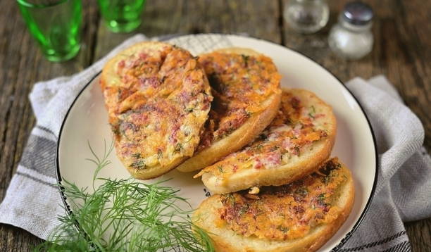 Бутерброды с сыром и колбасой на сковороде Бутерброды с сыром и колбасой на сковороде