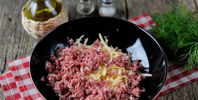 Бутерброды с сыром и колбасой на сковороде Бутерброды с сыром и колбасой на сковороде