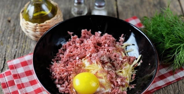 Бутерброды с сыром и колбасой на сковороде Бутерброды с сыром и колбасой на сковороде