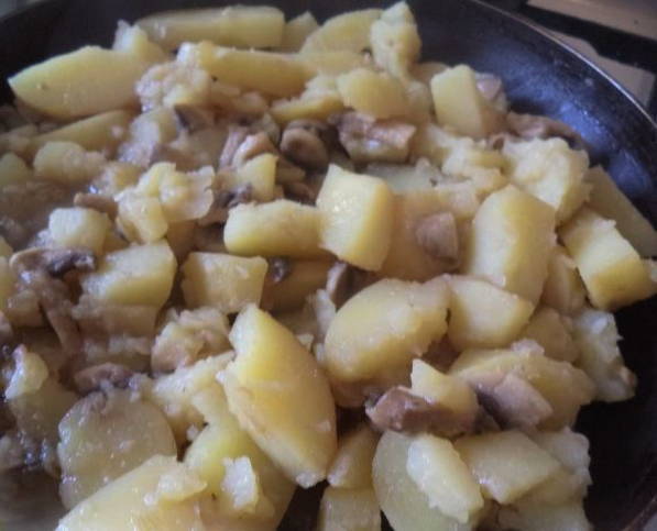 Тушеная картошка с грибами на сковороде Тушеная картошка с грибами на сковороде
