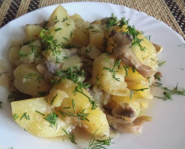 Тушеная картошка с грибами на сковороде Тушеная картошка с грибами на сковороде