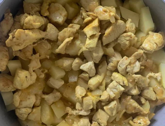 Тушеная картошка с куриной грудкой Тушеная картошка с куриной грудкой