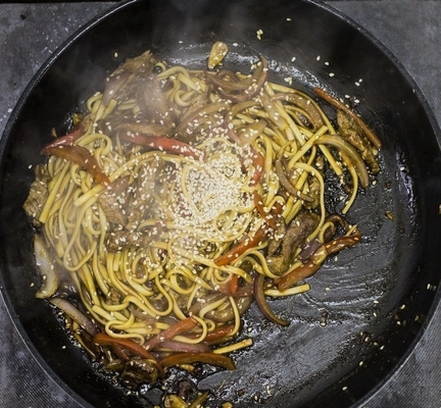 Удон с говядиной и овощами Удон с говядиной и овощами