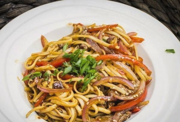 Удон с говядиной и овощами Удон с говядиной и овощами