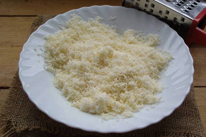 Еврейская закуска из сыра с чесноком и яйцом Еврейская закуска из сыра с чесноком и яйцом