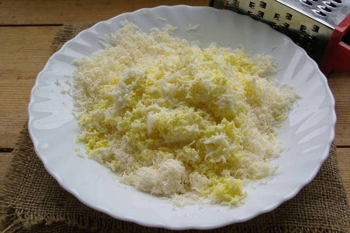Еврейская закуска из сыра с чесноком и яйцом Еврейская закуска из сыра с чесноком и яйцом