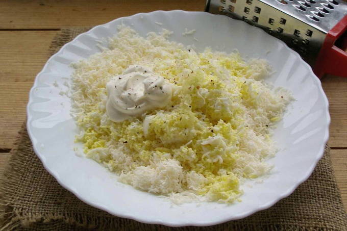 Еврейская закуска из сыра с чесноком и яйцом Еврейская закуска из сыра с чесноком и яйцом