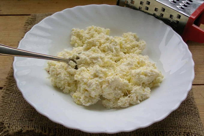 Еврейская закуска из сыра с чесноком и яйцом Еврейская закуска из сыра с чесноком и яйцом