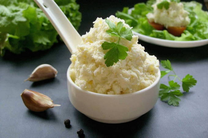 Еврейская закуска из сыра с чесноком и яйцом Еврейская закуска из сыра с чесноком и яйцом