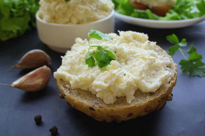 Еврейская закуска из сыра с чесноком и яйцом Еврейская закуска из сыра с чесноком и яйцом