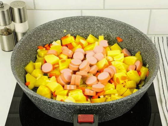 Тушеная картошка с сосисками Тушеная картошка с сосисками