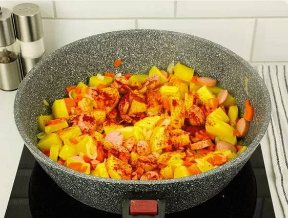 Тушеная картошка с сосисками Тушеная картошка с сосисками