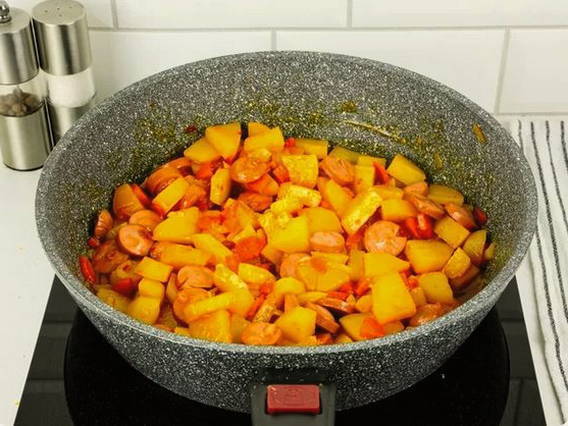 Тушеная картошка с сосисками Тушеная картошка с сосисками