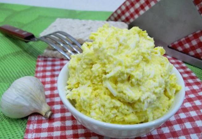 Сырный салат с чесноком