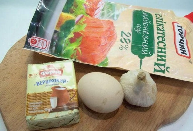 Сырный салат с чесноком