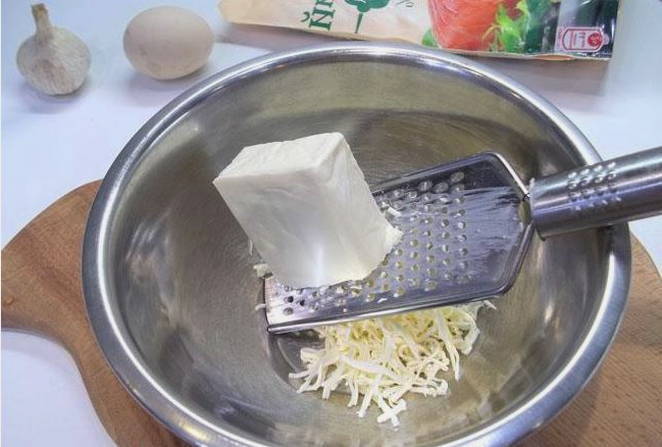 Сырный салат с чесноком