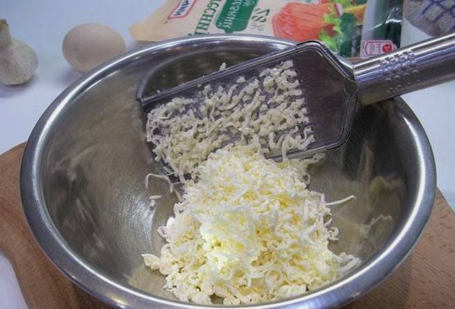 Сырный салат с чесноком