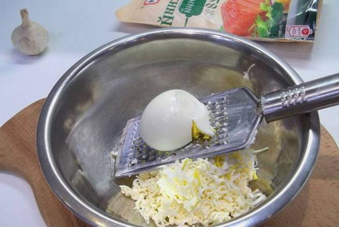 Сырный салат с чесноком