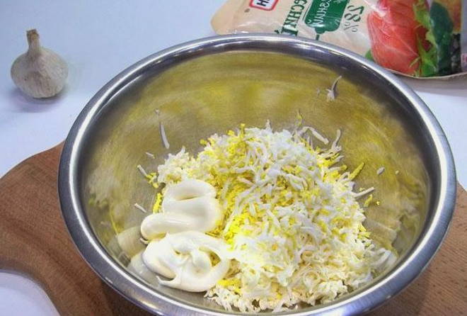 Сырный салат с чесноком