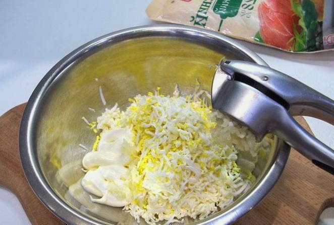 Сырный салат с чесноком