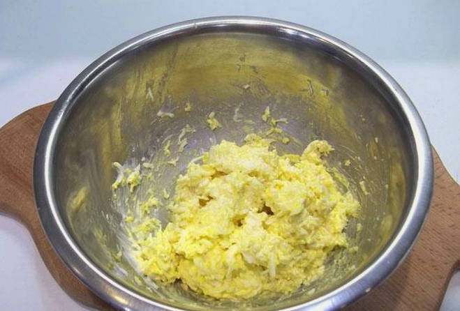 Сырный салат с чесноком