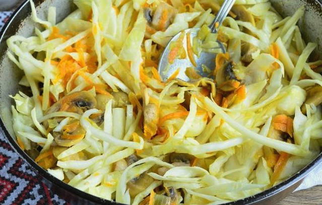 Тушеная капуста с шампиньонами