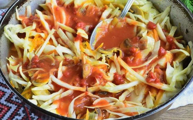 Тушеная капуста с шампиньонами