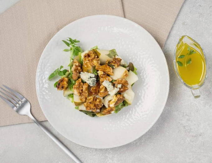 Салат с горгонзолой и грушей Салат с горгонзолой и грушей