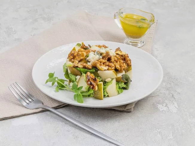 Салат с горгонзолой и грушей Салат с горгонзолой и грушей