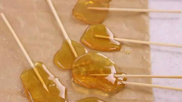Леденцы из сахара на палочке Леденцы из сахара на палочке