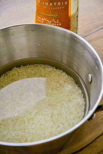 Рассыпчатый рис басмати в кастрюле