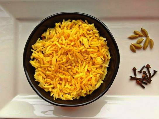 Рассыпчатый рис басмати в кастрюле
