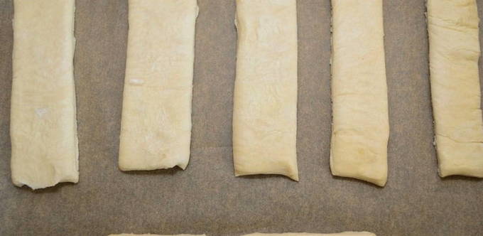 Печенье из слоеного теста с сахаром