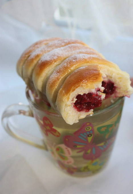 Булочки с вишней