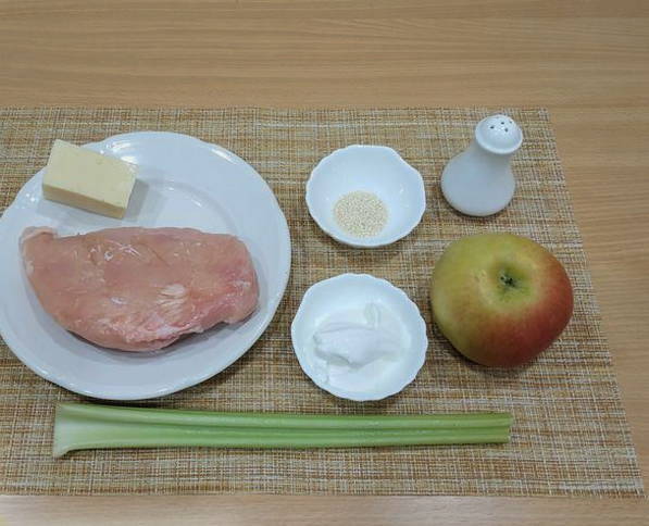 Салат из куриной грудки и сельдерея