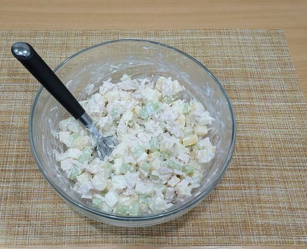 Салат из куриной грудки и сельдерея