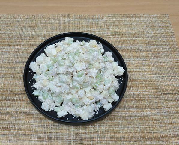 Салат из куриной грудки и сельдерея