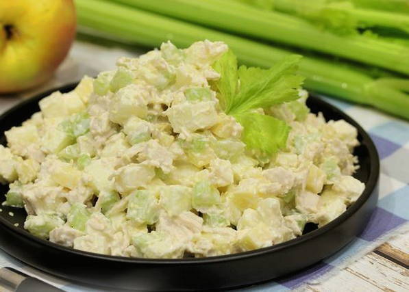 Салат из куриной грудки и сельдерея
