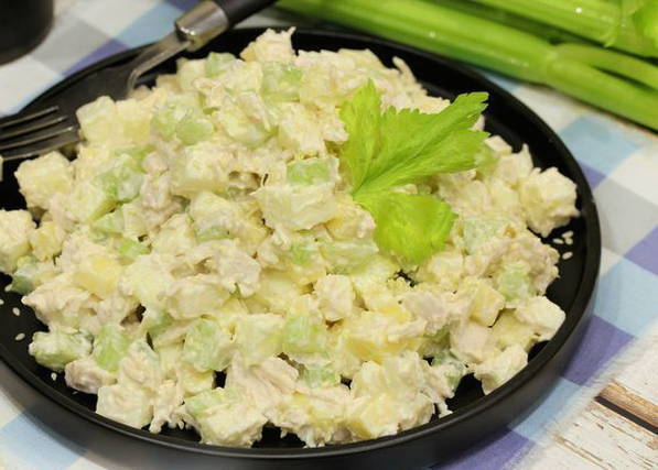 Салат из куриной грудки и сельдерея