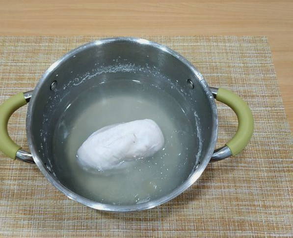 Салат из куриной грудки и сельдерея