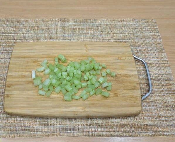 Салат из куриной грудки и сельдерея